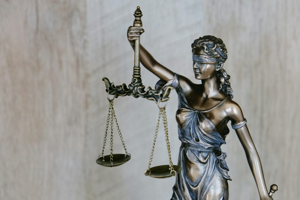 Une statue de la Justice, les yeux bandés, tient sa balance en équilibre