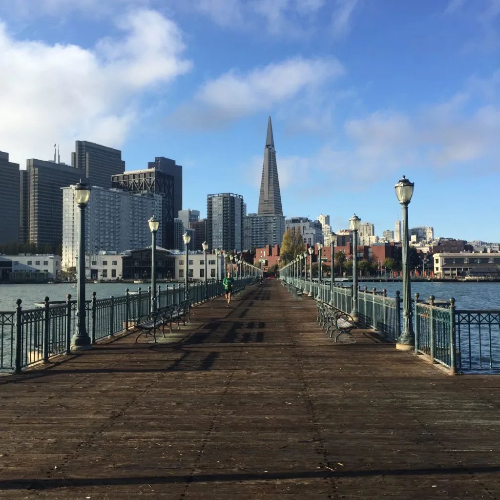 La jetée du Pier 7 à San Francisco, au petit matin, face aux tours du Financial District et à la Transamerica Pyramid
